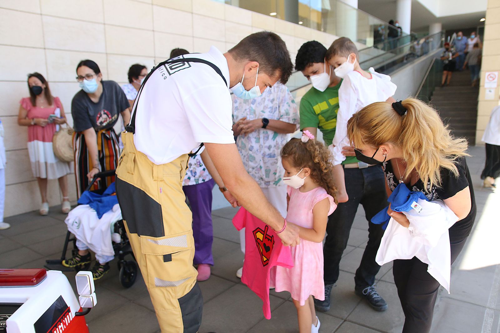 Fotogalería los bomberos de Almería regalan un cochecito eléctrico y camisetas a los niños hospitalizados de Torrecárdenas