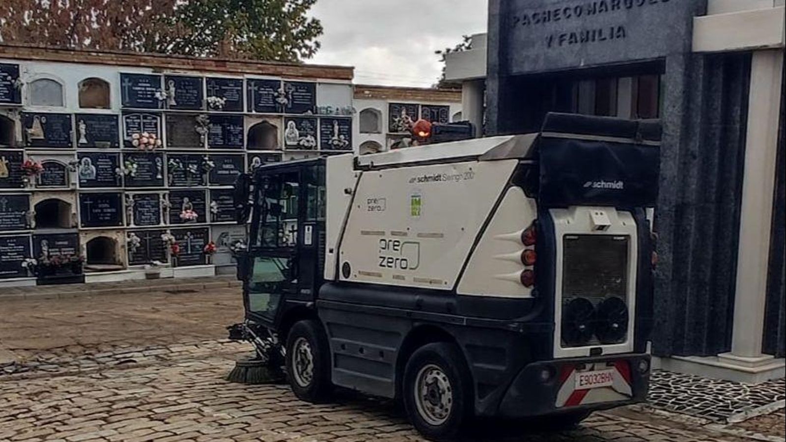 Máquina de limpieza en el interior del cementerio de La Soledad. Máquina de limpieza en el interior del cementerio de La Soledad.