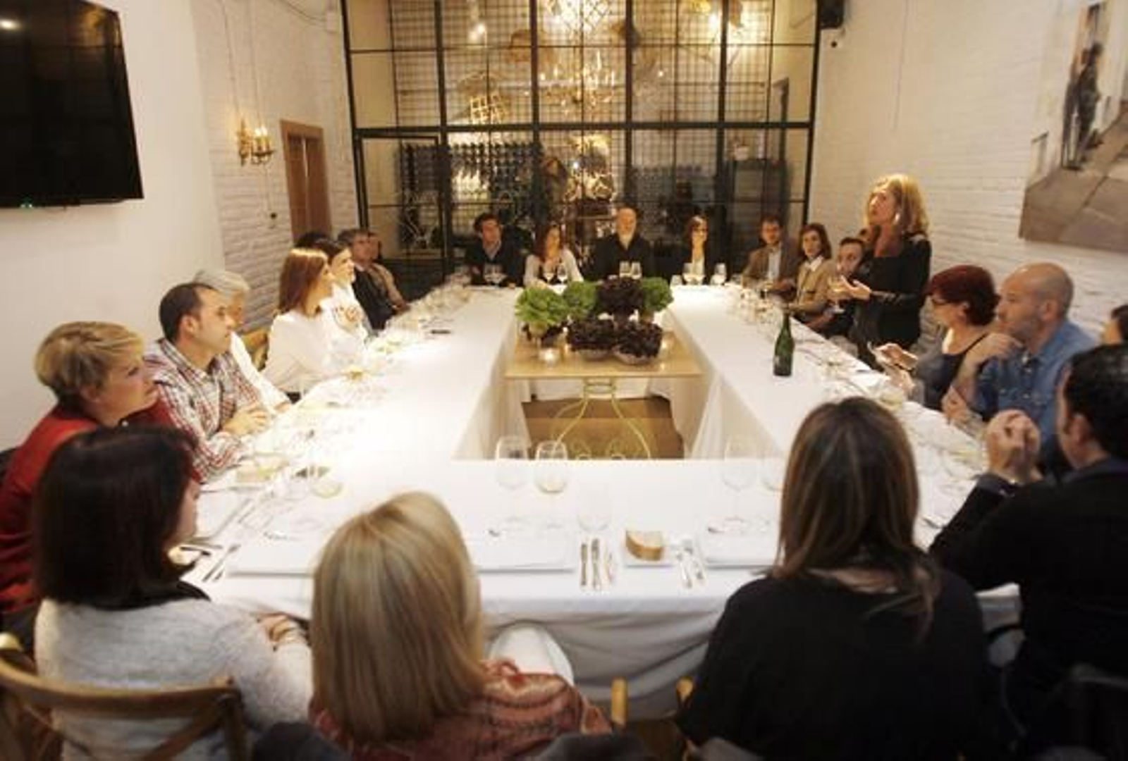 El chef se sienta a cenar en Sojo Fusión. Sojo Fusión acogió ayer la experiencia El cocinero se sienta en la mesa en la que el chef cena con los comensales explicando los platos en su restaurante.

Foto: José Martínez