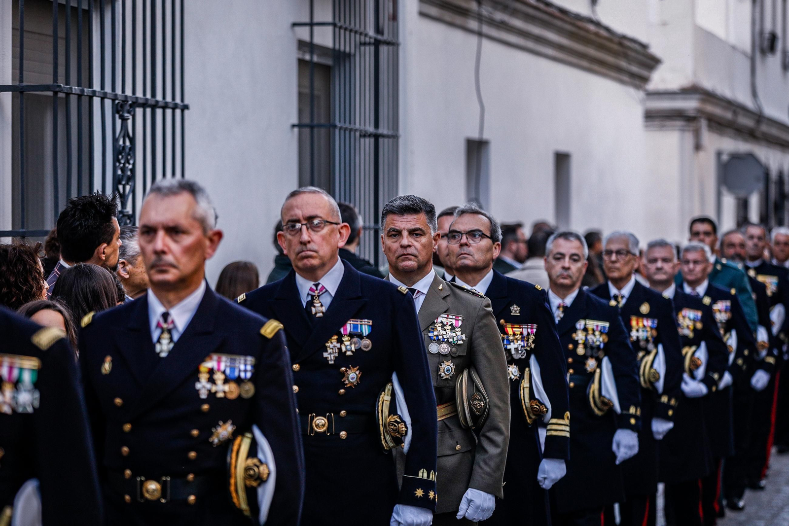 Imágenes de la salida de Santo Entierro en la Semana Santa de San Fernando 2025