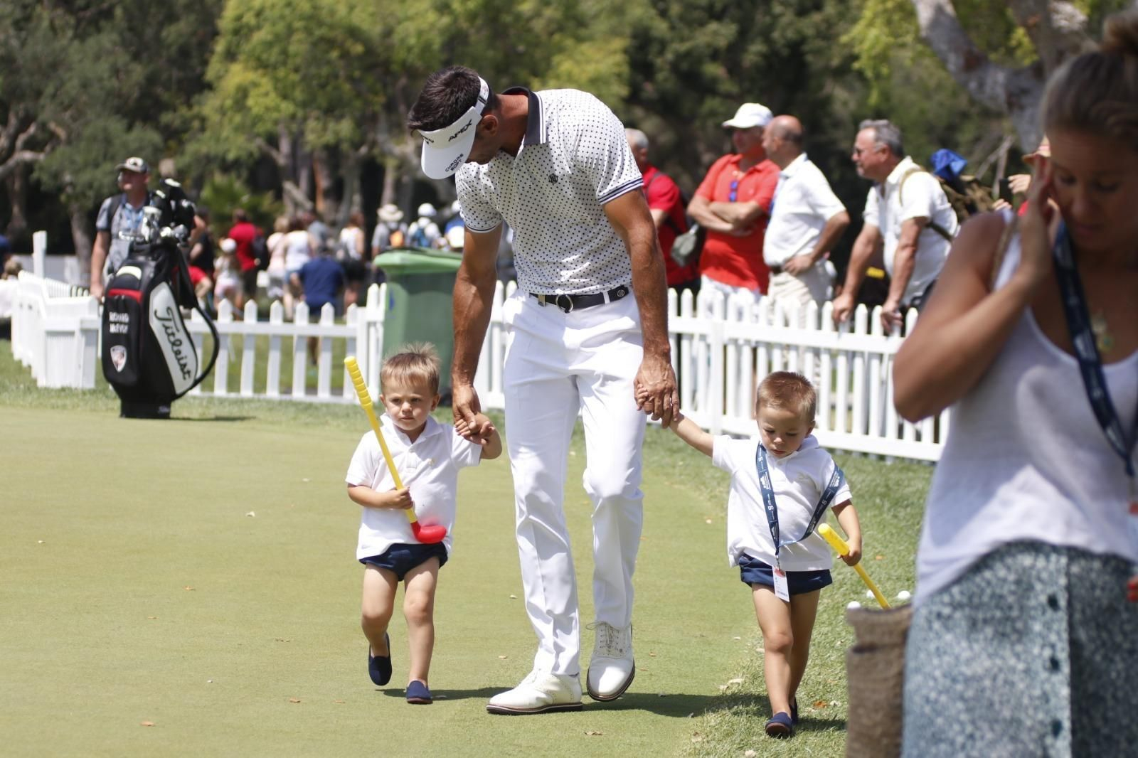 Álvaro Quirís camina con sus dos hijos de la mano tras finalizar su segundo recorrido