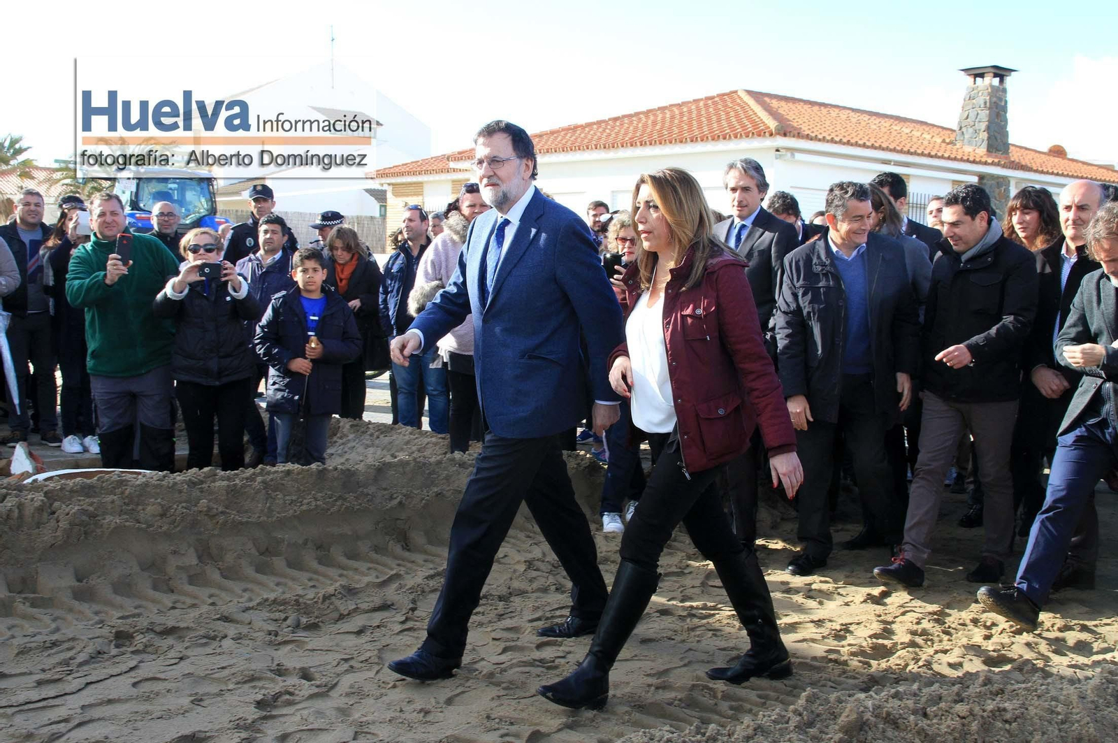 Imágenes de la visita de Rajoy y Susana Díaz a la playa de La Antilla