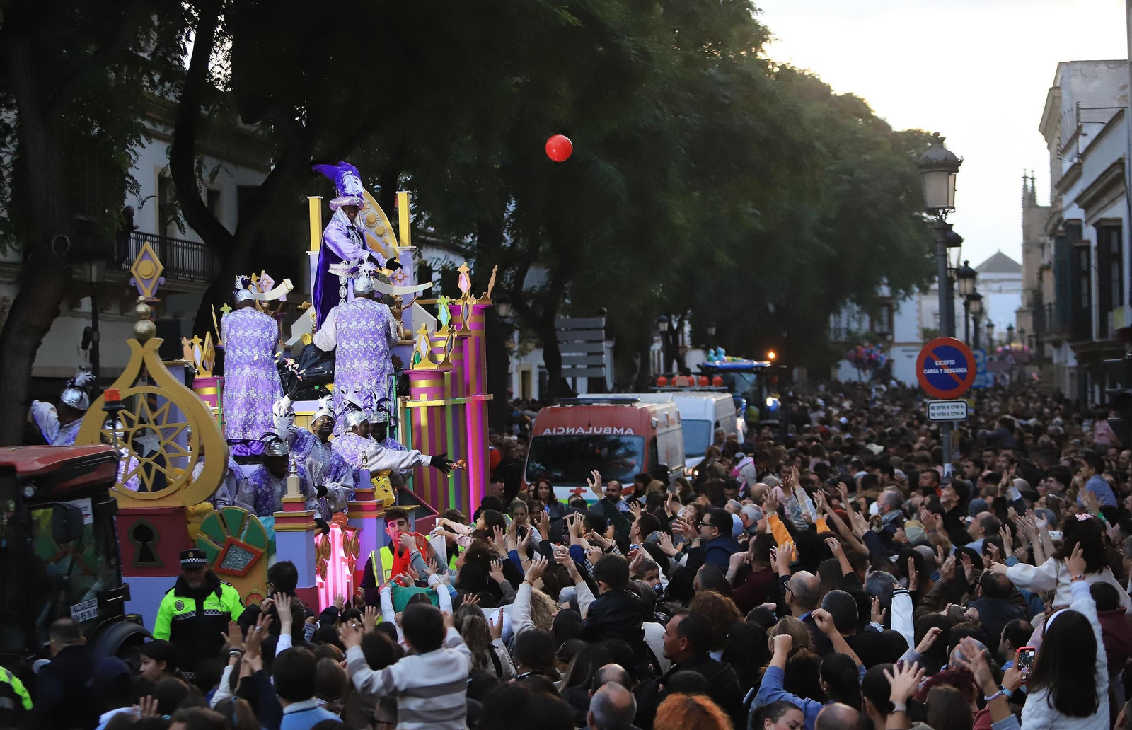 Imágenes de la Cabalgata de los Reyes Magos de Jerez 2025