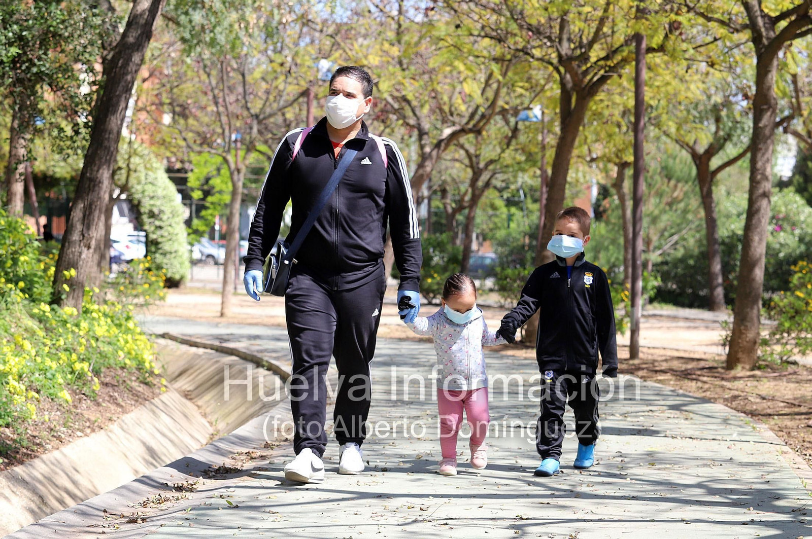 Imágenes del primer día de la salida de niños a la calle en el estado de alarma por coronavirus