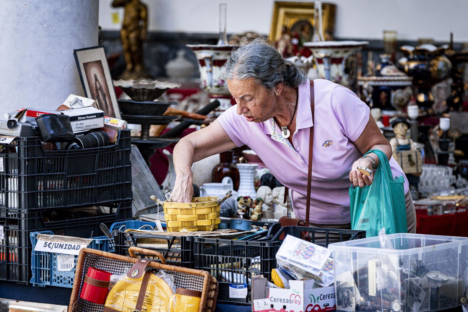 Imágenes del curioso mercadillo de antigüedades en el convento de Santo Domingo en Cádiz