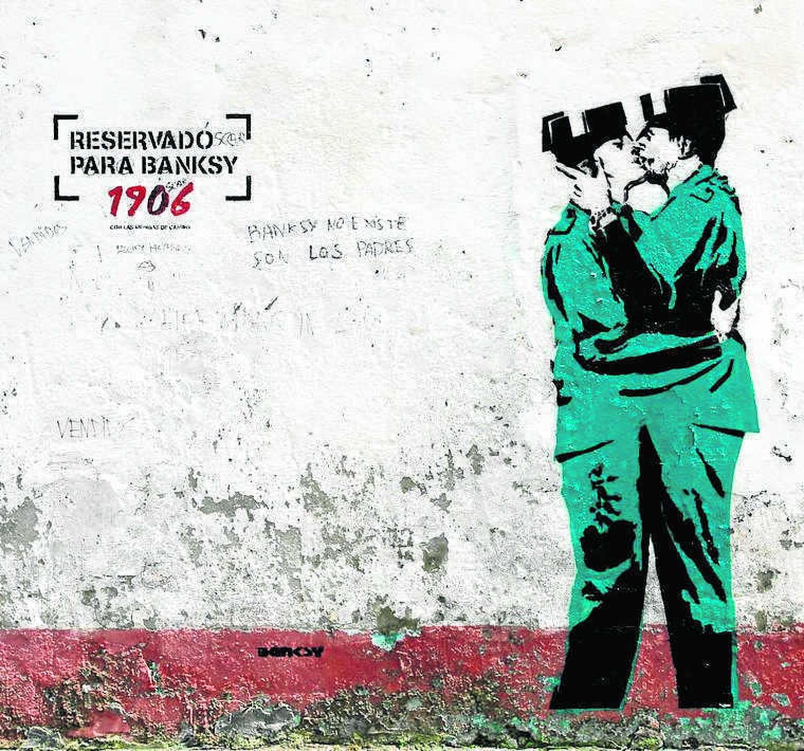 El grafiti de los guardias civiles besándose aparecido en el barrio de Canido.