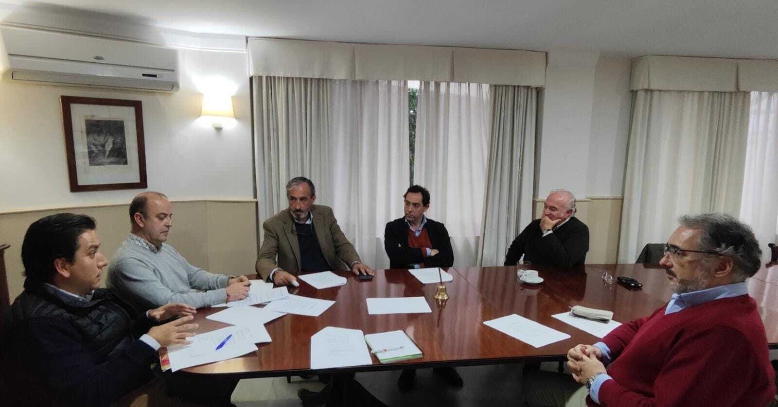 Un instante de la reunión entre miembros de Vox y representantes de la Asociación de Casetas Tradicionales.