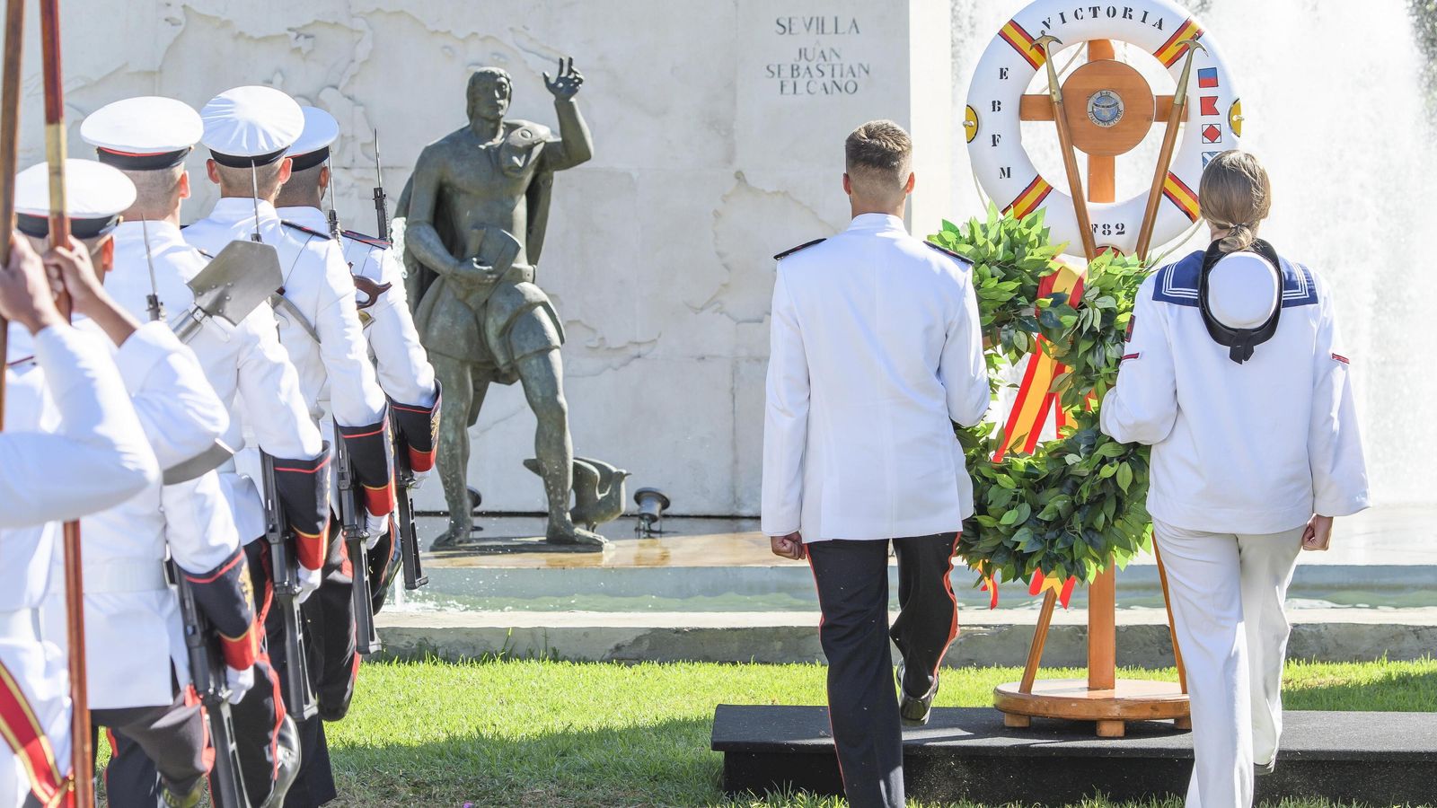 Conmemoración de los 500 años de la Primera Vuelta al Mundo ante el monumento a Elcano en la Glorieta de los Marineros.