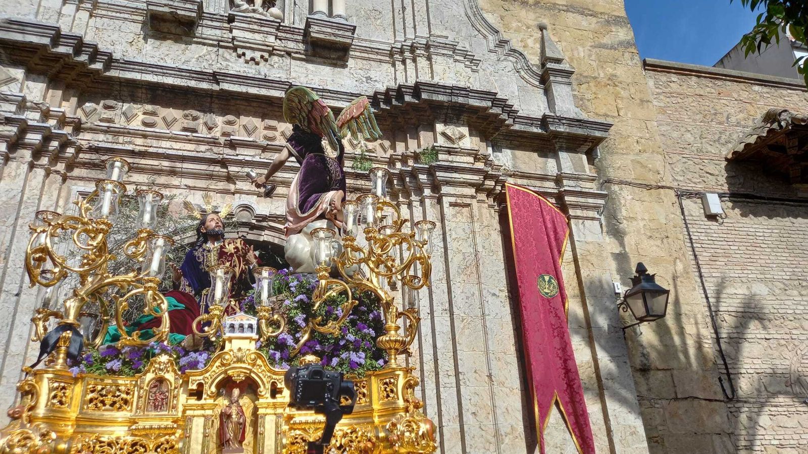 Paso de la Hermandad del Huerto tras su salida de la parroquia de San Francisco.