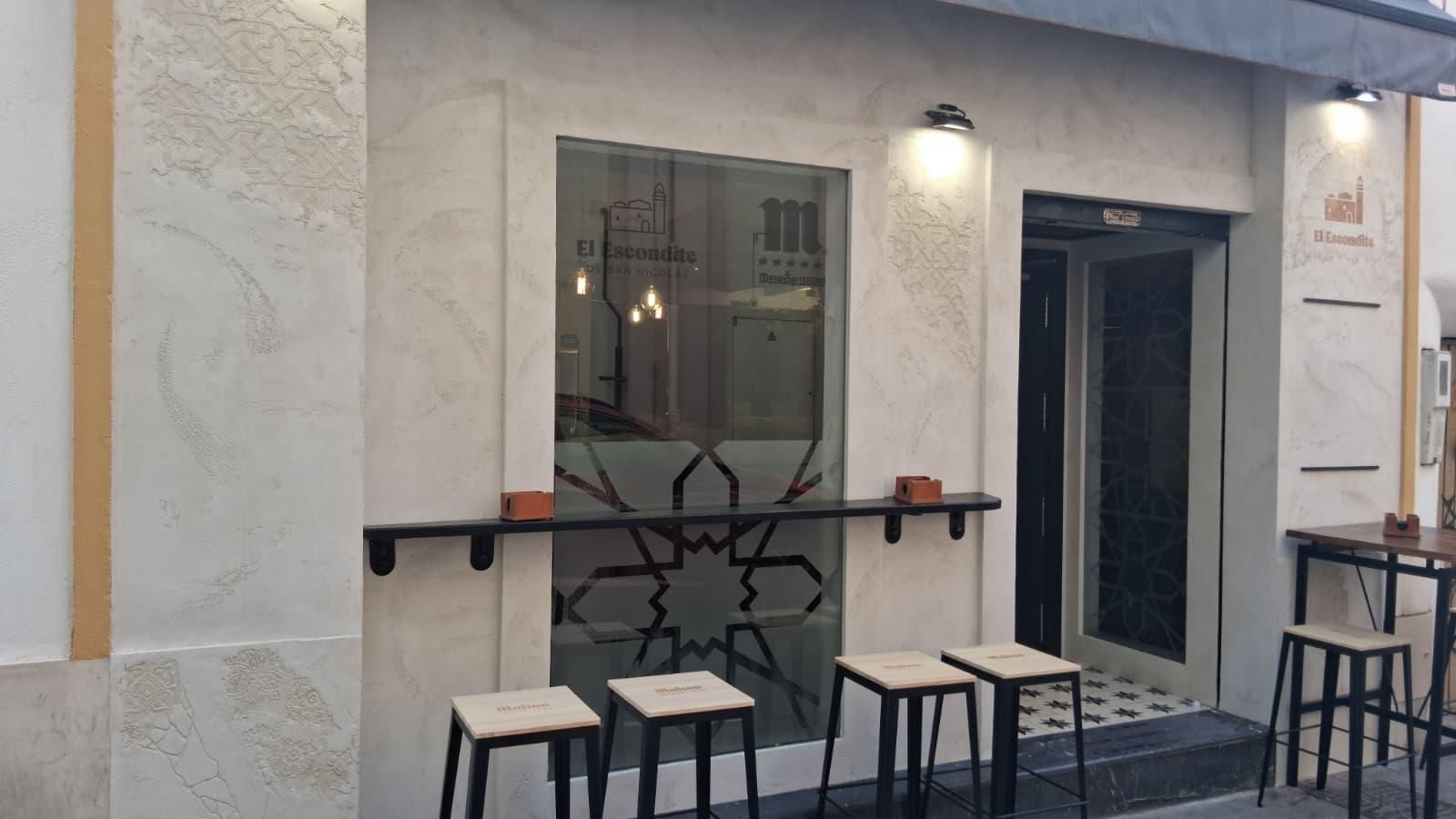 Barra exterior de El Escondite de San Nicolás