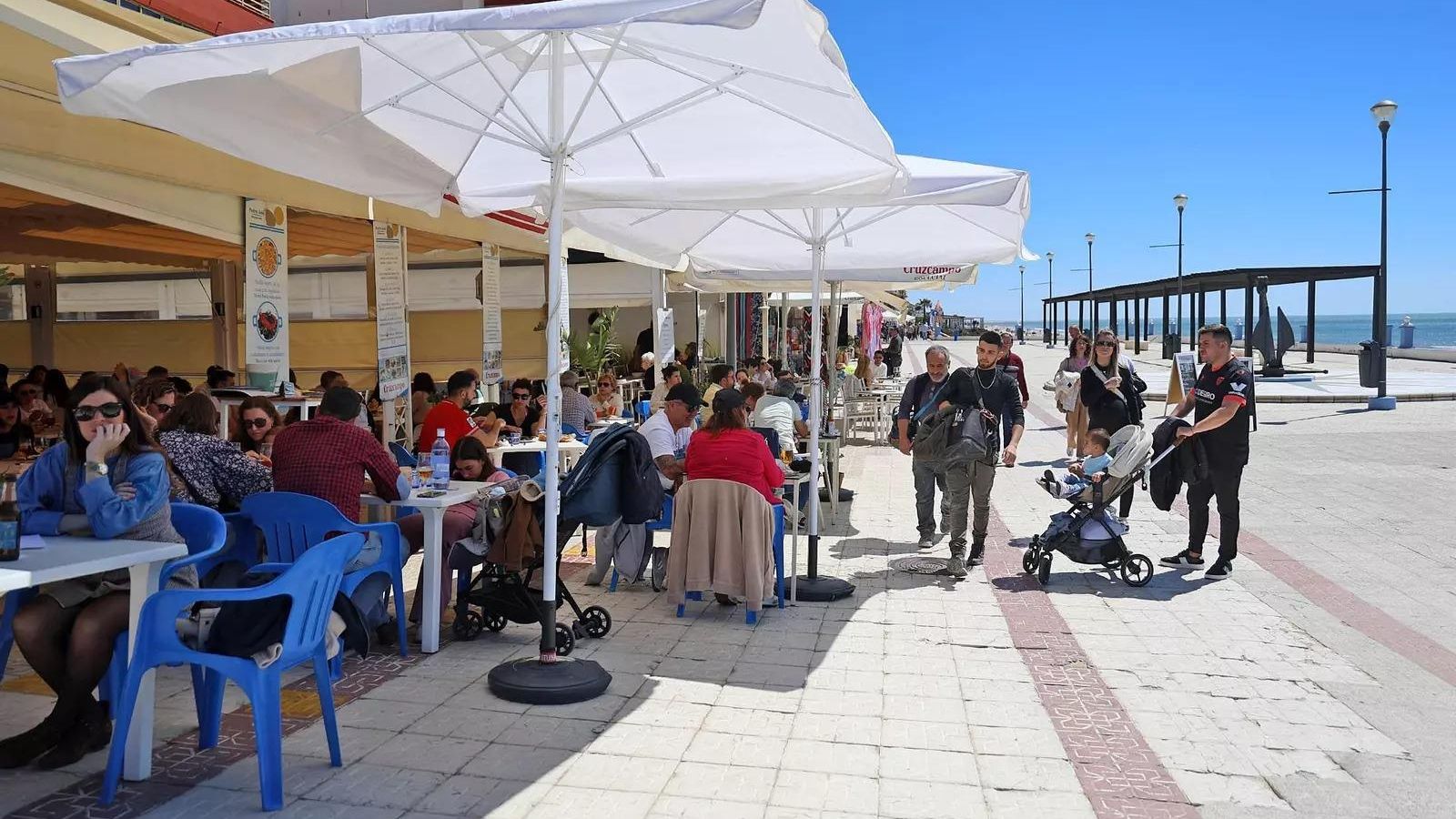 Terraza llena de uno de los locales a pie de playa.