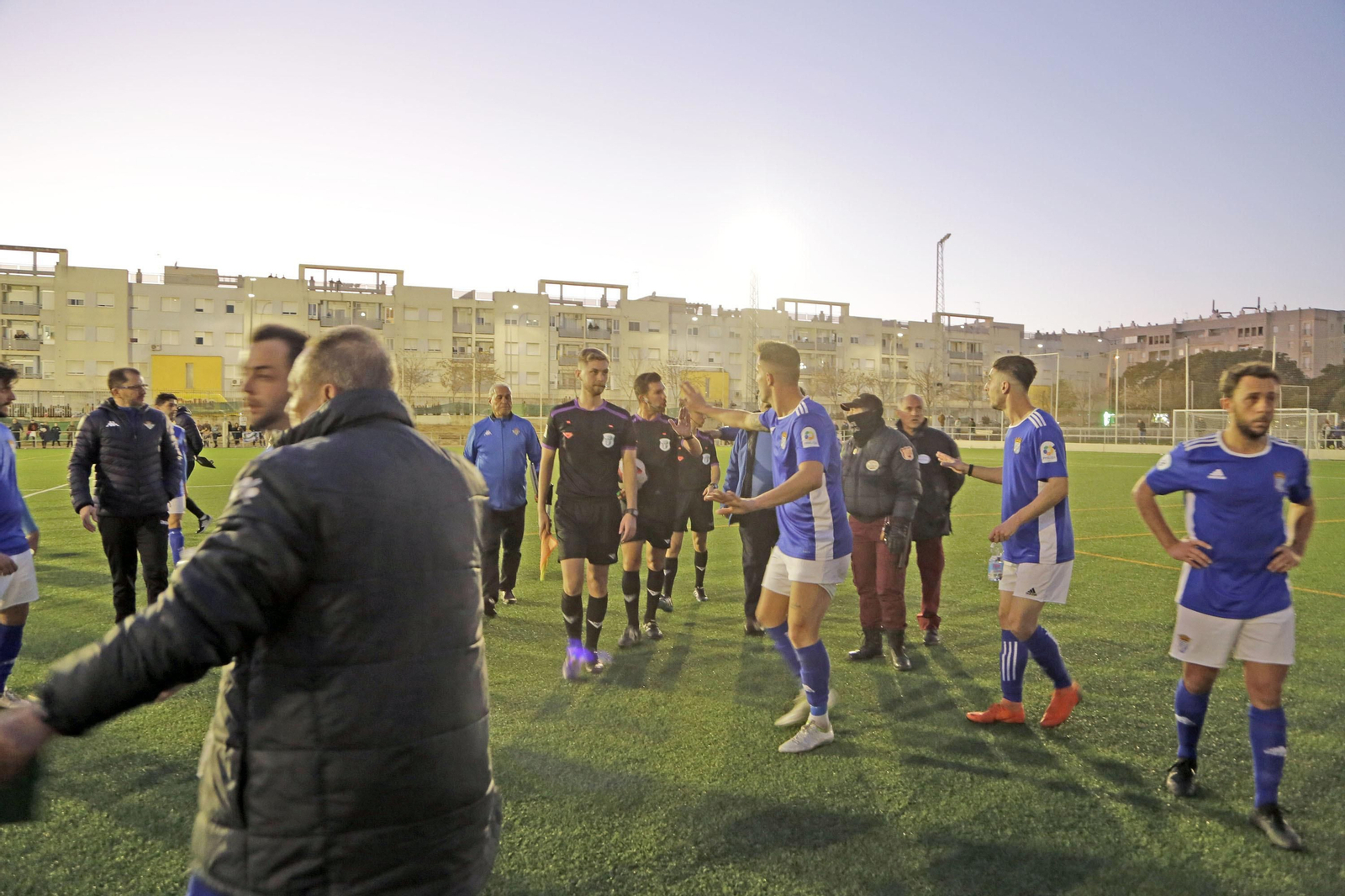 Los jugadores del XCD se quejaron al árbitro por el gol anulado.