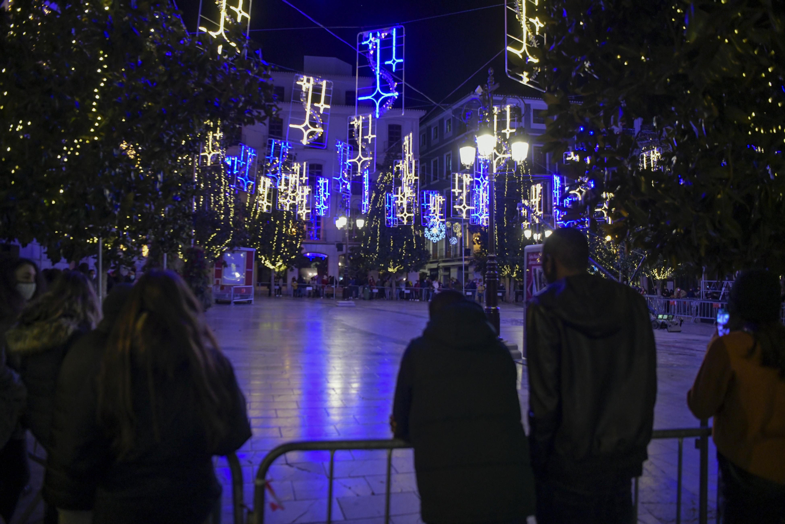 Así fue la Nochevieja 2021 en Granada, en imágenes: uvas en una Plaza del Carmen vallada y ambiente de fiesta en la calle