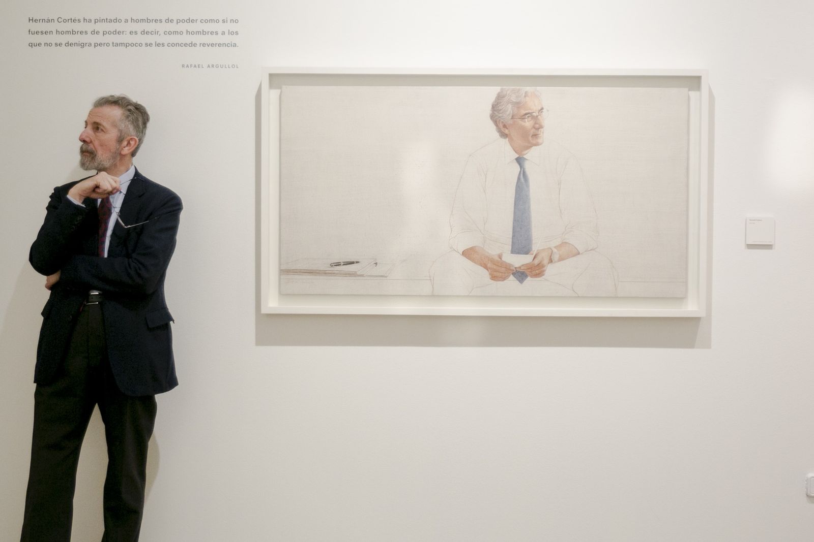 Hernán Cortés posa ante su obra.