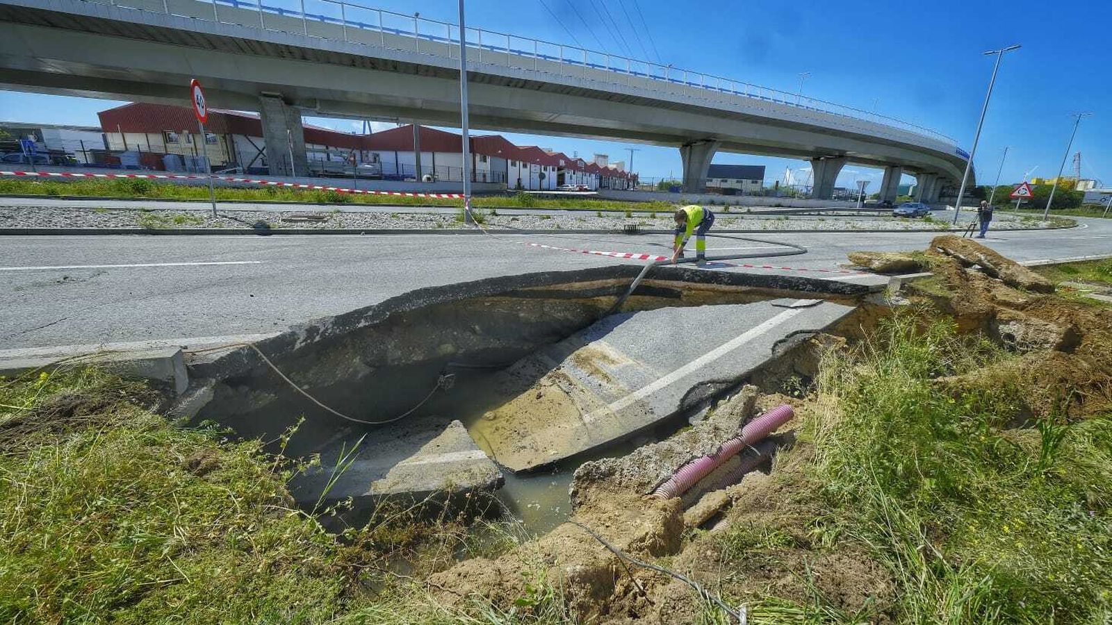 Socavón en la calle Perú, en el Río San Pedro