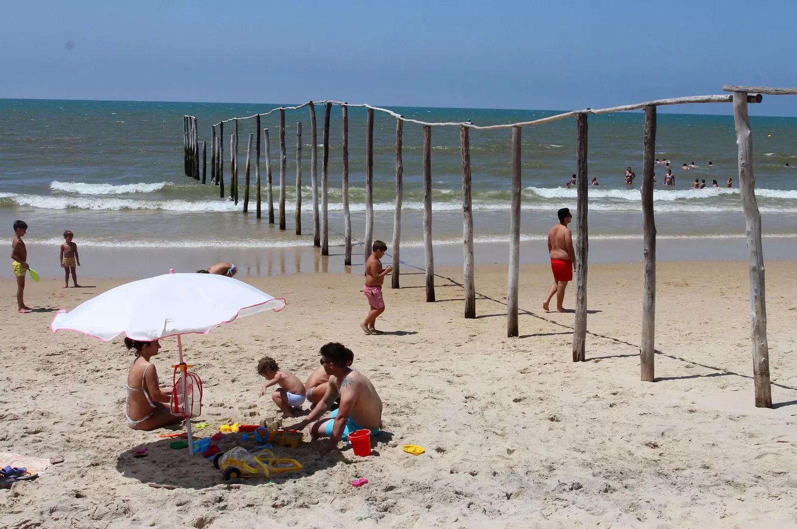 ¿En qué playa de Huelva se encuentran estos palos y para qué sirven?