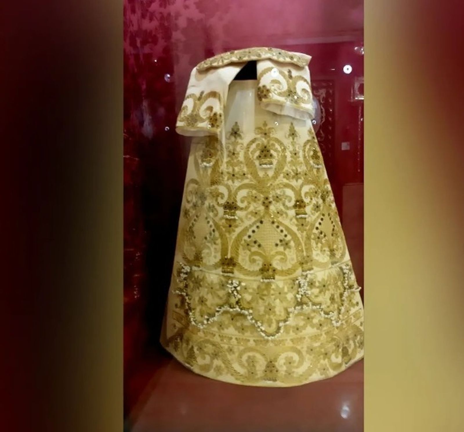 Nueva saya de la Virgen de la Paz de Ronda.