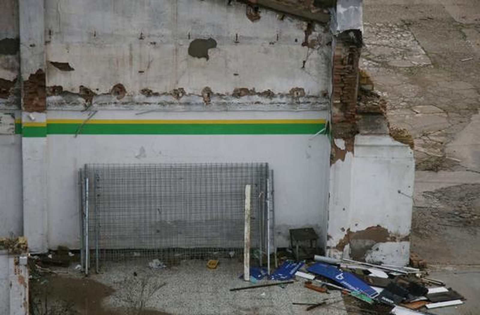 Después de ser el primer sutidor de gasolina de Sevilla y haber sido lugar importante en la exposición del 29, el garage es a día de hoy una muestra más del abandono del patrimonio industrial en la ciudad.

Foto: Victoria Hidalgo