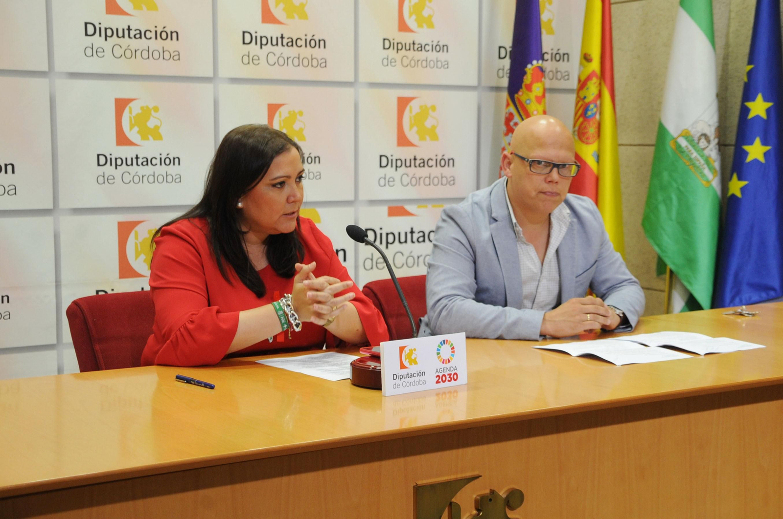 Ana Carrillo y Rafael Linares, durante la presentación de los programas