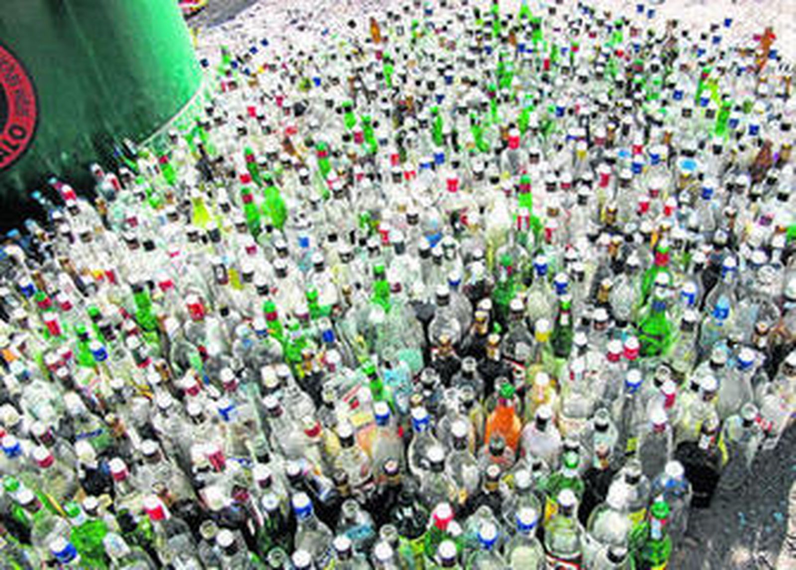 La Policía Local de Mojácar incauta todos los años centenares de botellas.