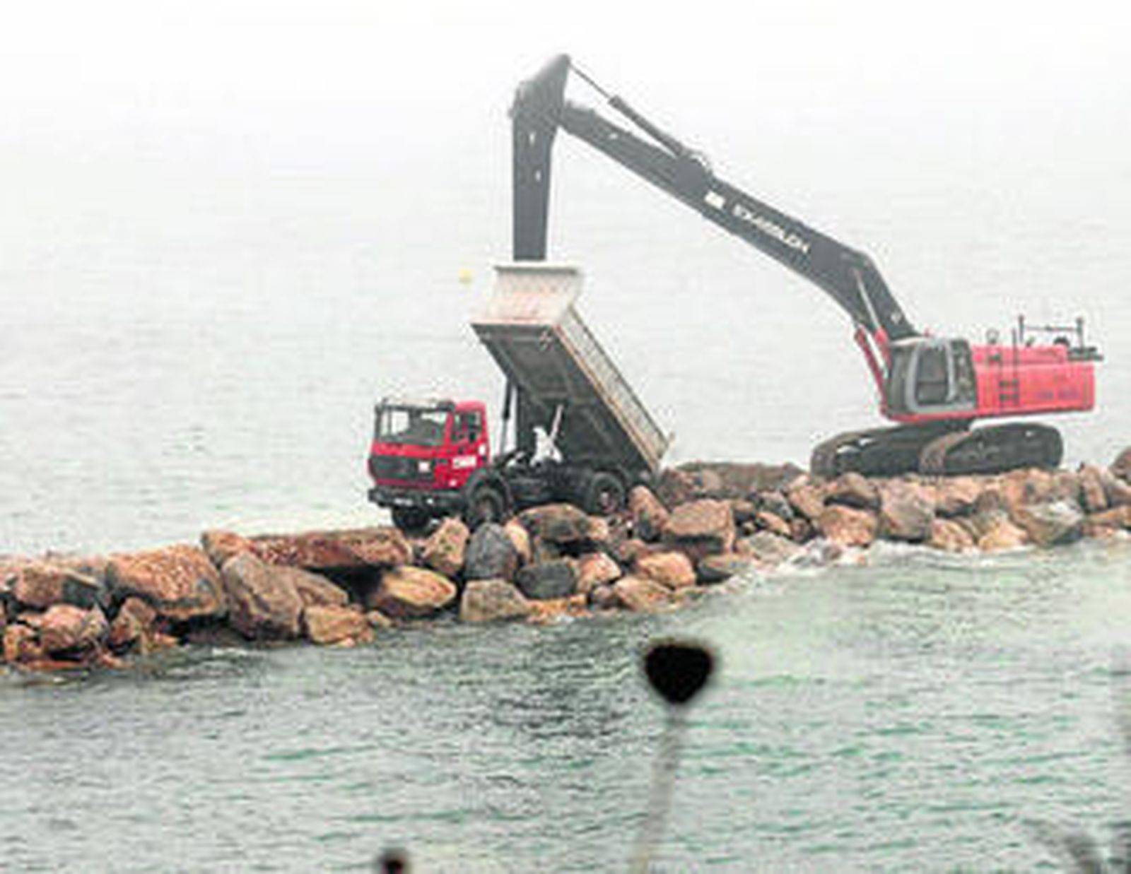 Una máquina trabaja en los rellenos de la zona este de la Roca.