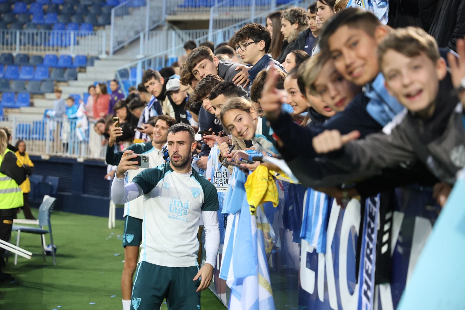 Búscate en las fotos del entrenamiento del Málaga CF en La Rosaleda