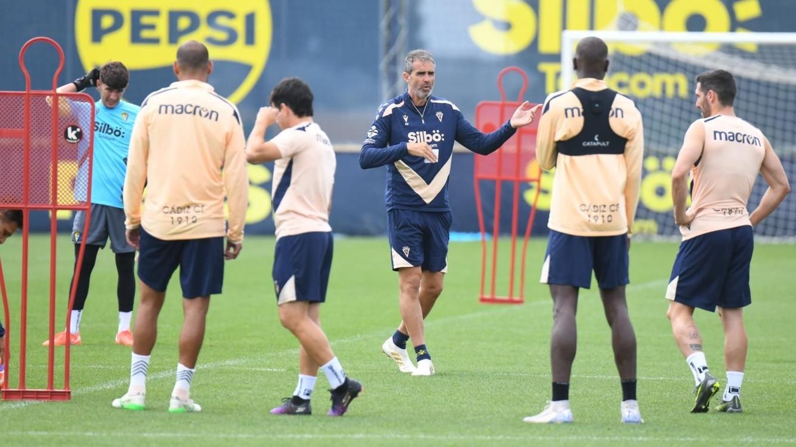 El técnico vasco dirige a los suyos en la preparación del duelo contra el Almería.