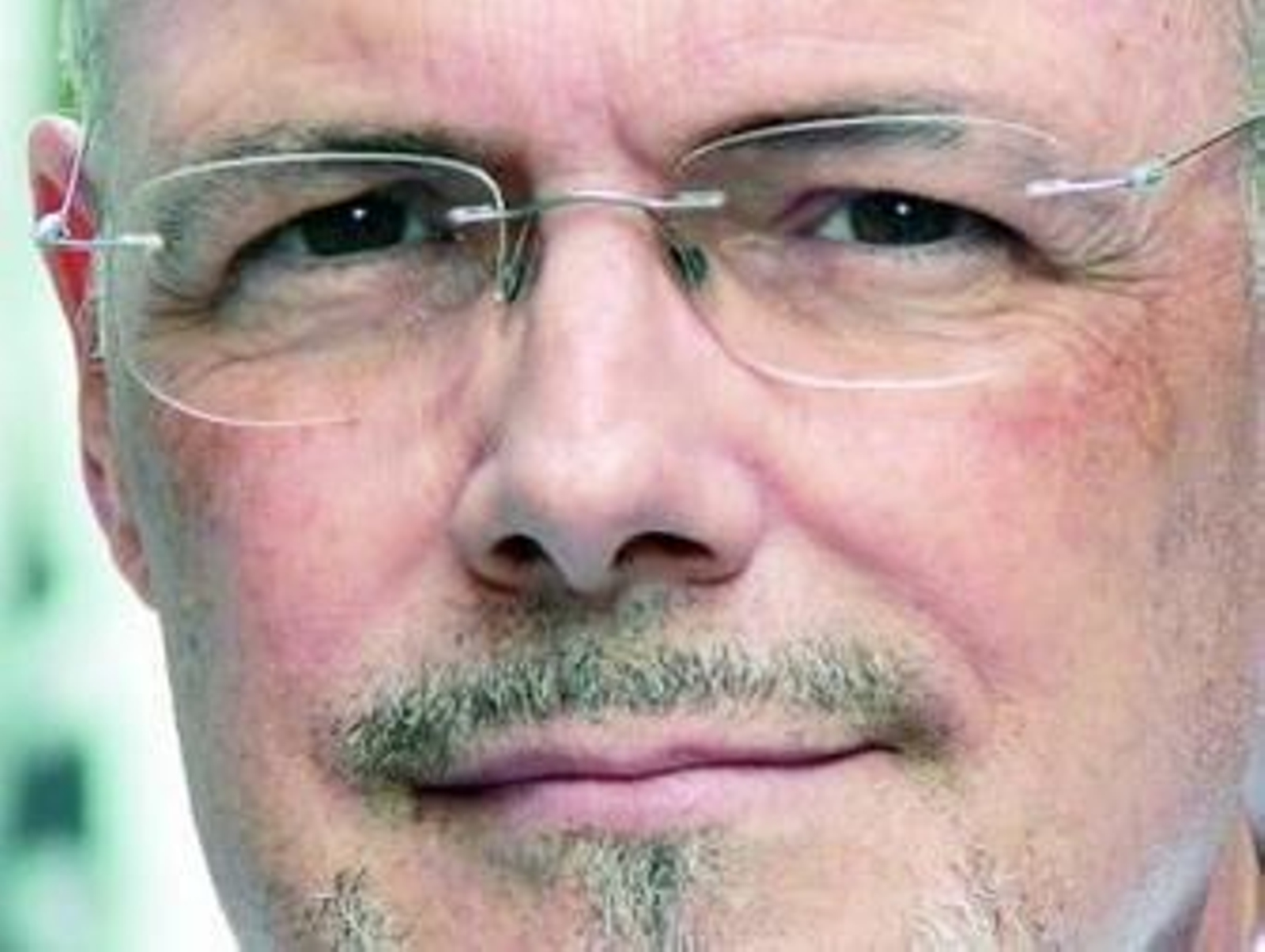 Tobaja posa ante la Catedral.