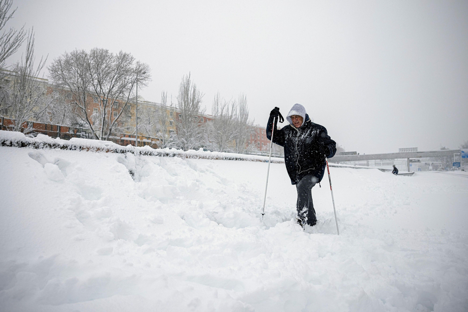 El segundo día del temporal 'Filomena' en imágenes: más nieve y caos