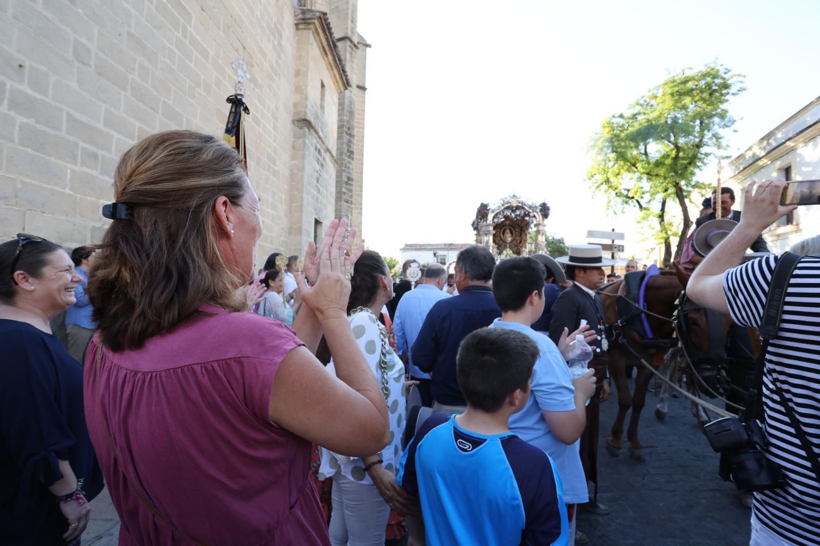 La Hermandad del Rocío de Jerez, entrando en la ciudad en su regreso