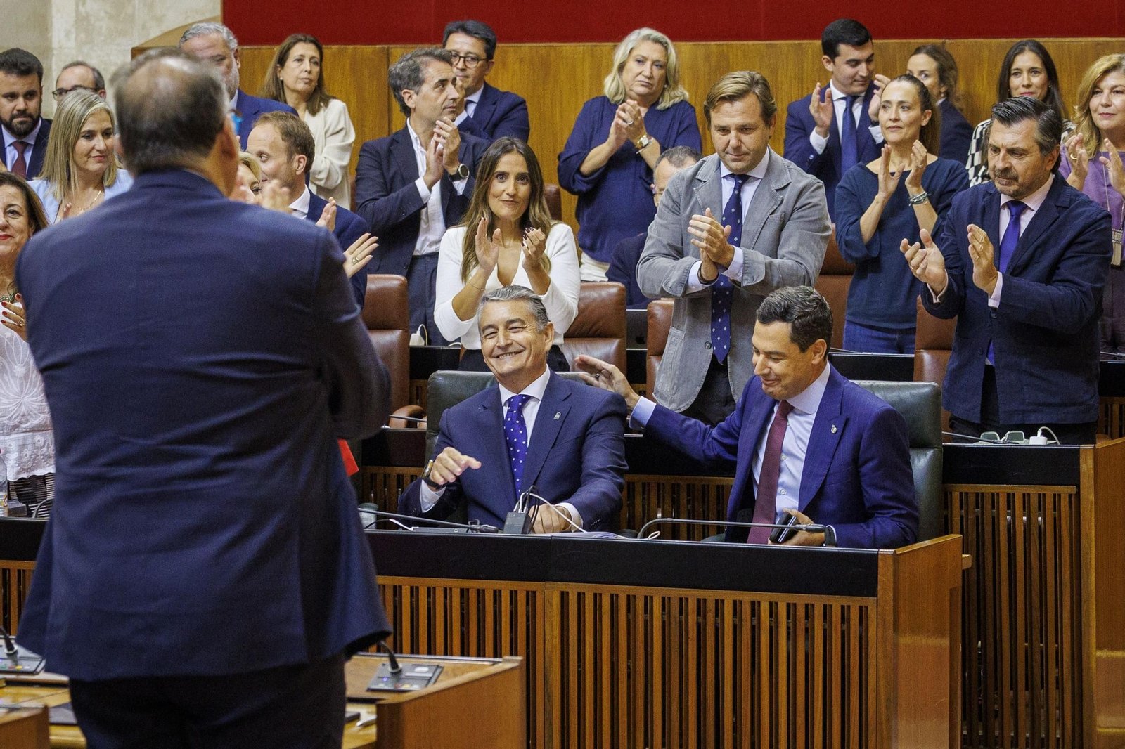 El grupo popular aplaude al consejero de Sanidad, Antonio Sanz, al término de su primera intervención
