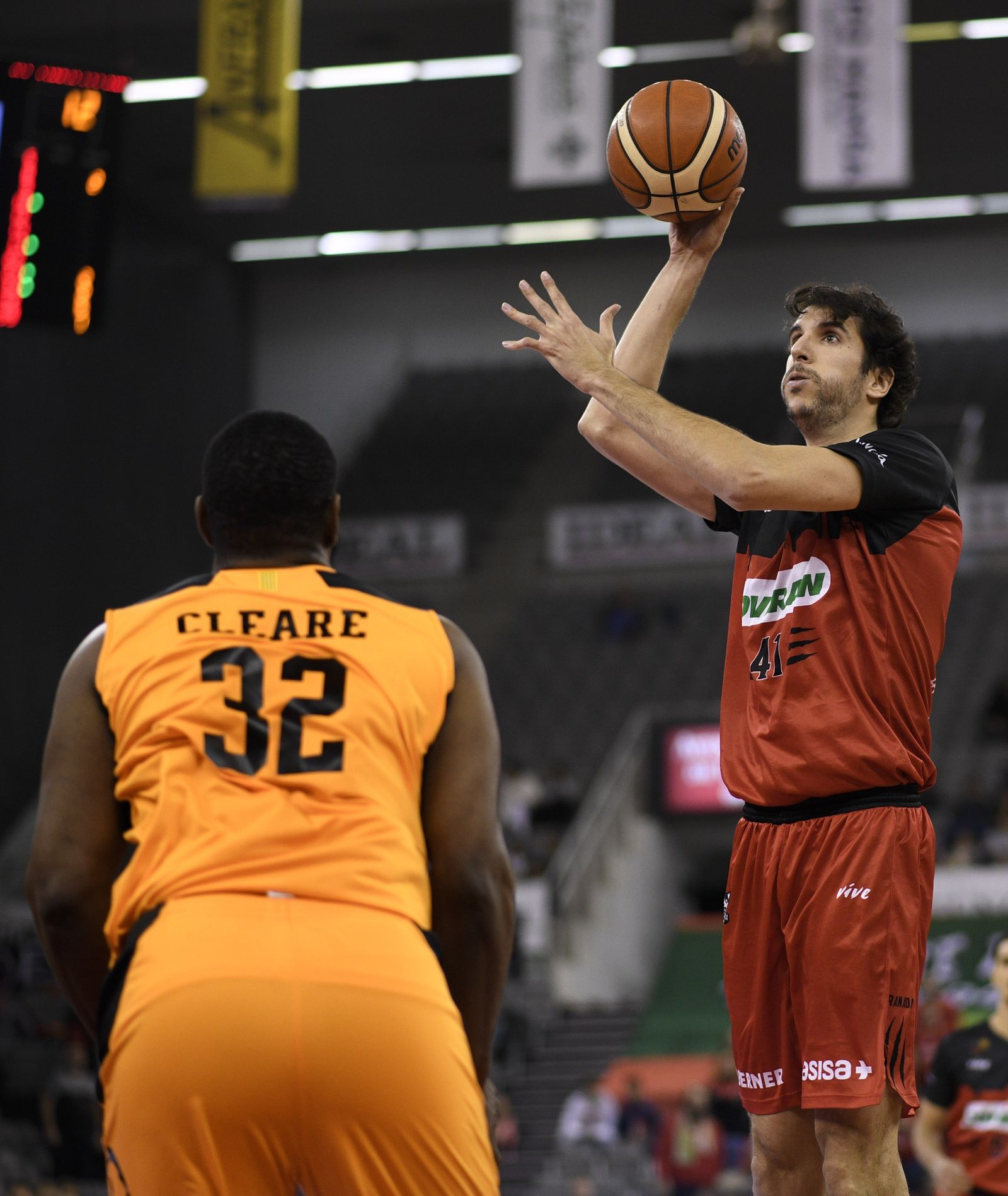 Sergio Olmos lanza a canasta