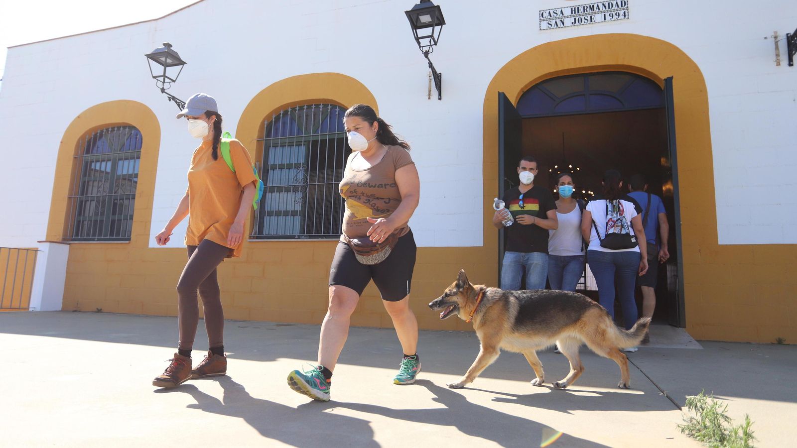 Voluntarios en la búsqueda salen de la casa hermandad San José.