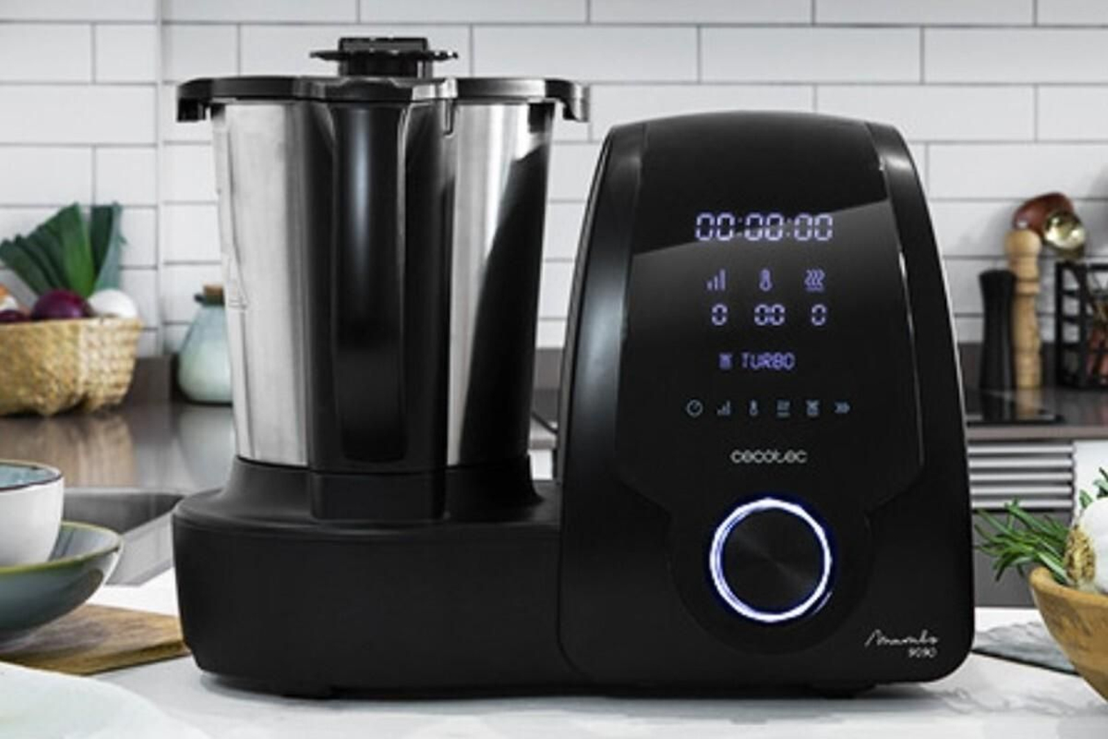 El robot de cocina multifunción Mambo 9090 de Cecotec ahora un 35% más barato