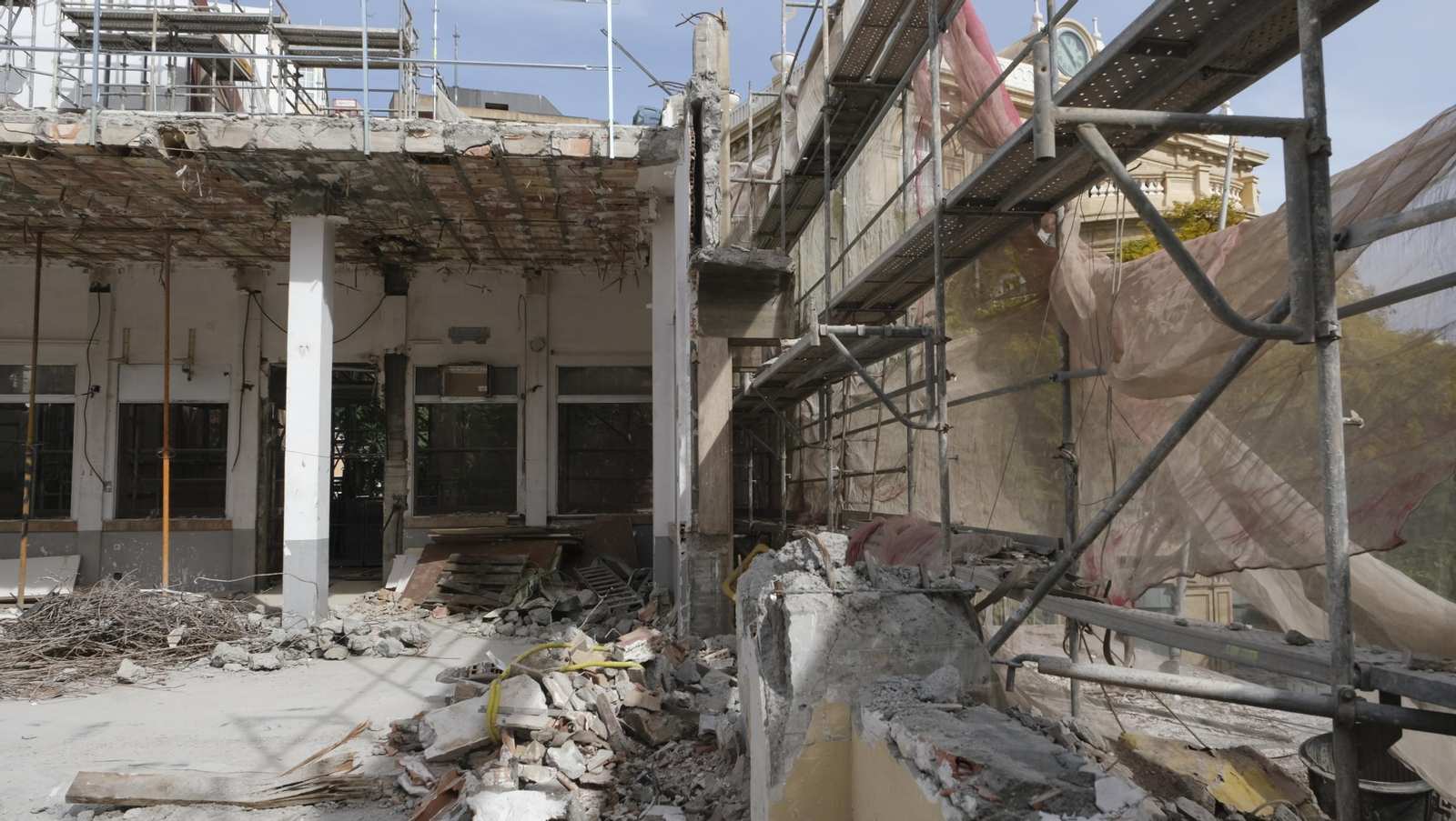 Las mejores imágenes del derribo de la oficina central de Correos en Almería