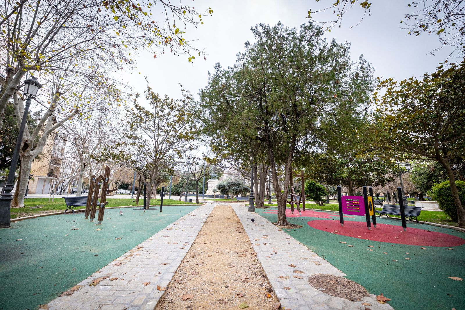 Las imágenes del mal estado de la Plaza de España en Cádiz