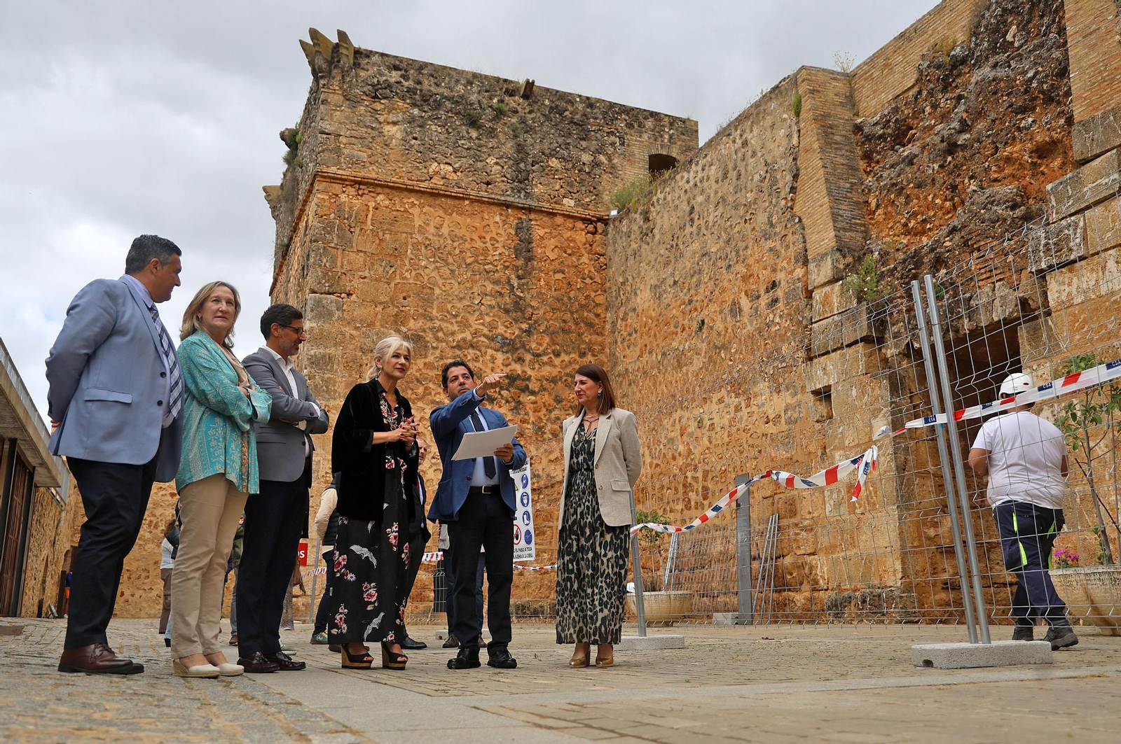 Imágenes de la visita de la consejera de Cultura a las obras de rehabilitación del Castillo de Niebla
