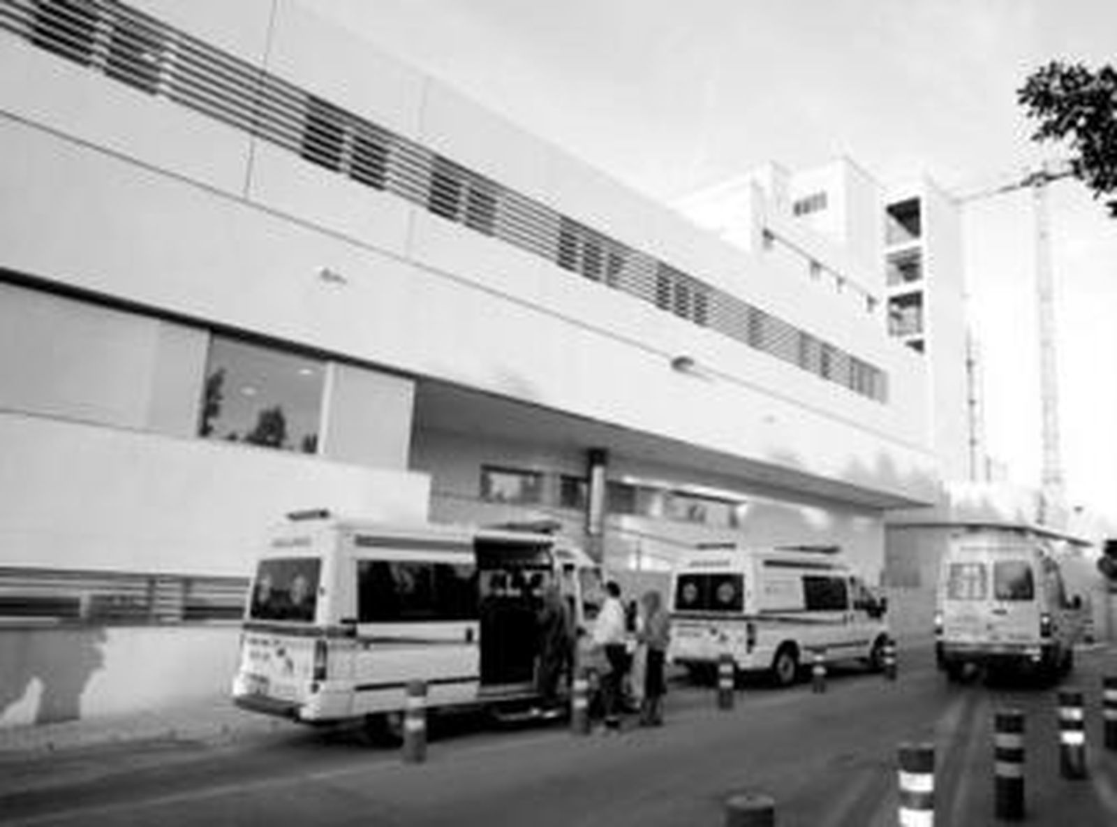 Ambulancias a su llegada a las Urgencias del Hospital Torrecárdenas.