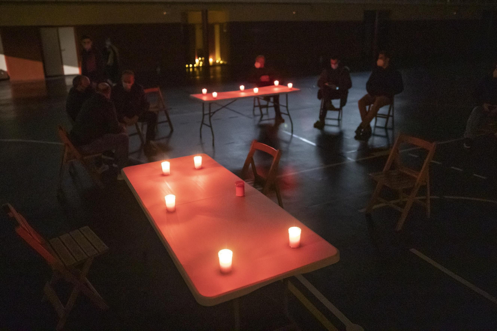 El alcalde de Pinos Puente se encierra contra los cortes de luz, en imágenes