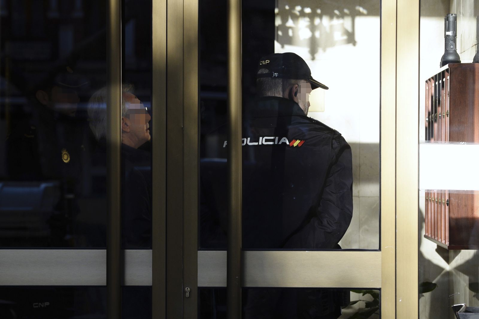 Agentes de Policía en el inmueble de Valladolid donde se ha producido un crimen machista.