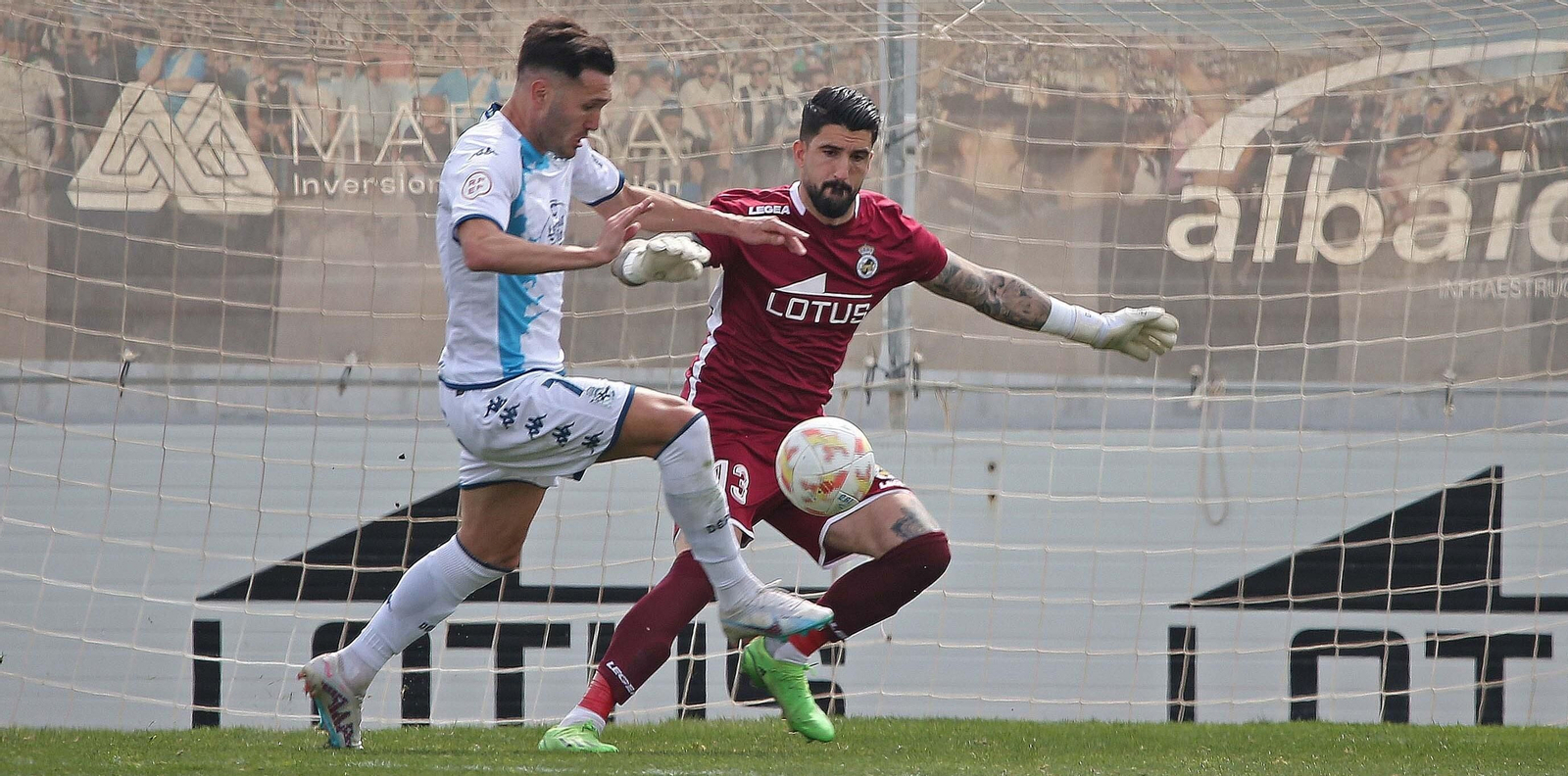 Lucas Pérez controla el balón ante el portero de la Balona en la visita del Deportivo a La Línea.