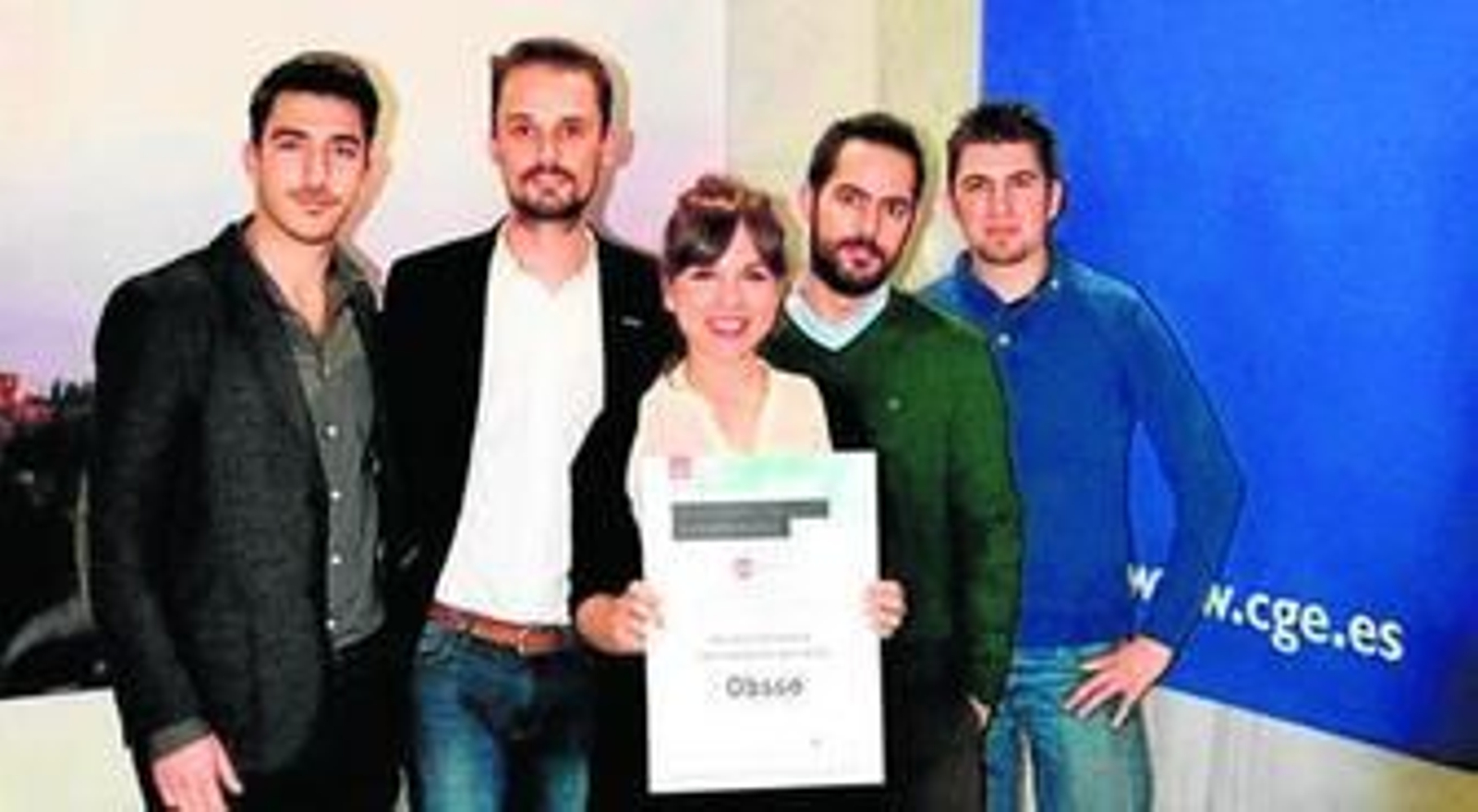 1. Los jóvenes creadores de esta original idea que pone en contacto a personas que desean deshacerse de un producto. 2. Imagen de un   corto que grabaron estos jóvenes. 3. Logo de la aplicación.