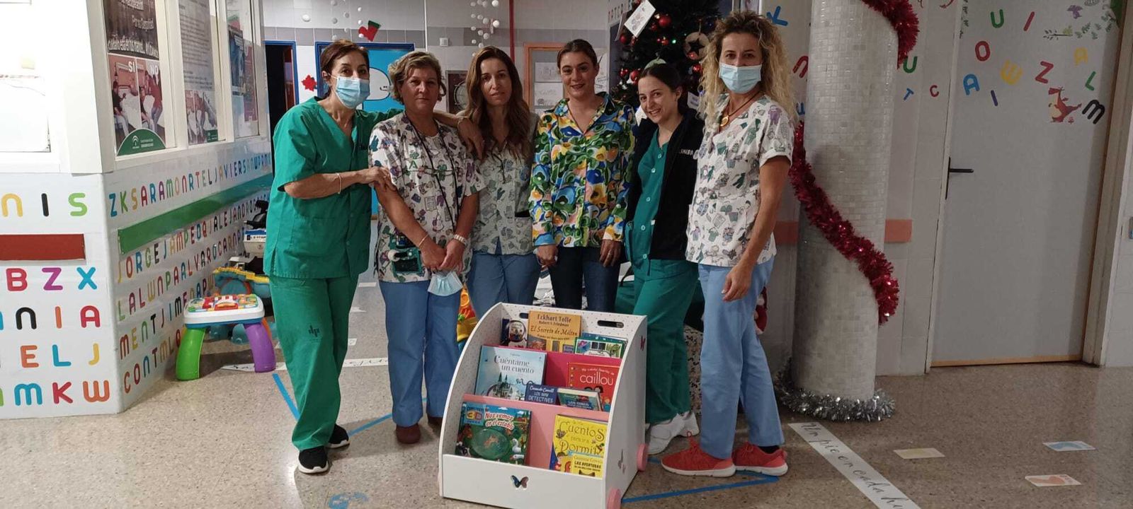 Consuelo Jiménez junto a profesionales del Área de Pediatría del Juan Ramón Jiménez