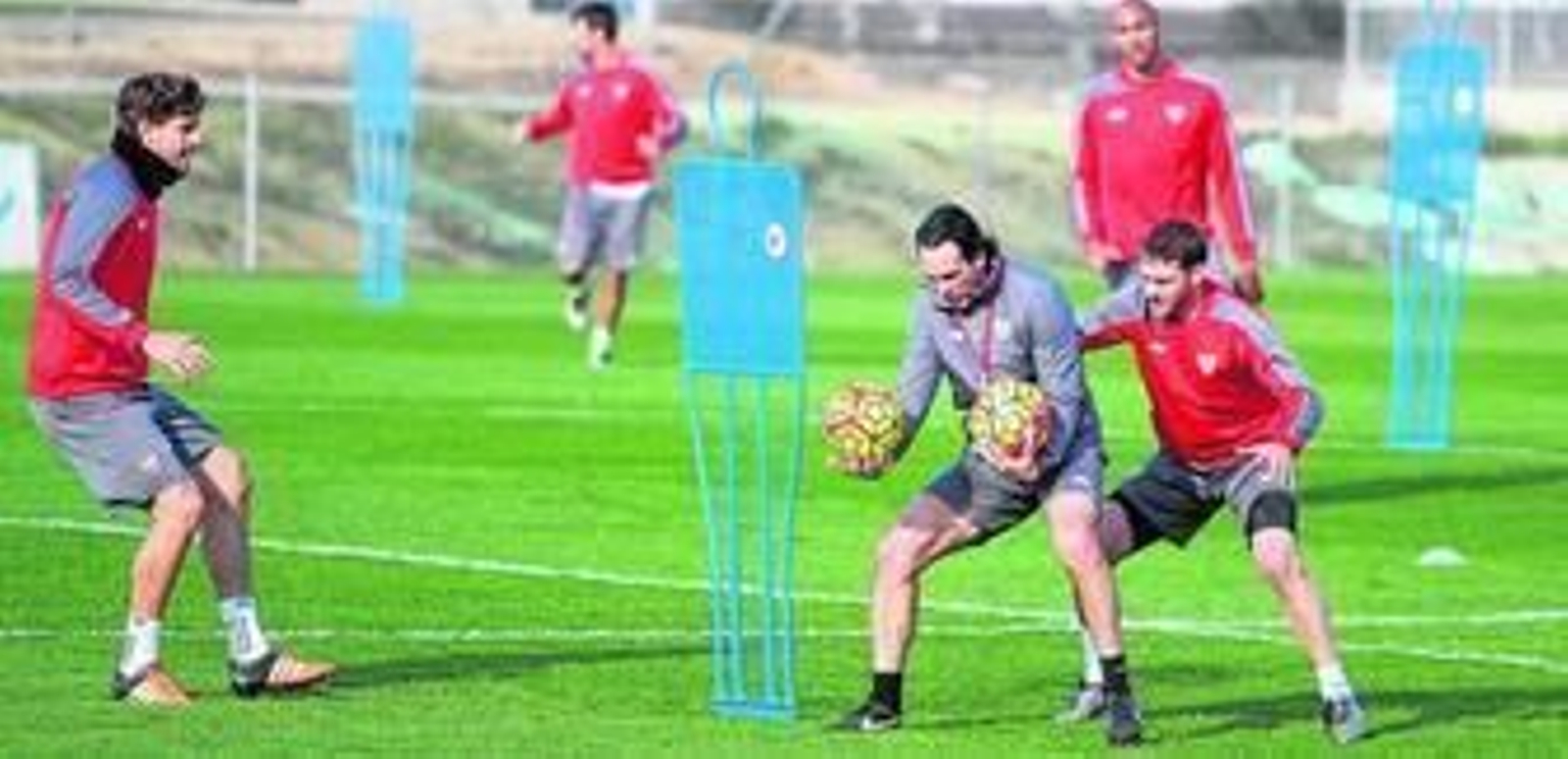 Llorente y Cristóforo, en pleno ejercicio técnico-táctico con Unai Emery, con N'Zonzi al fondo, en la sesión de ayer.