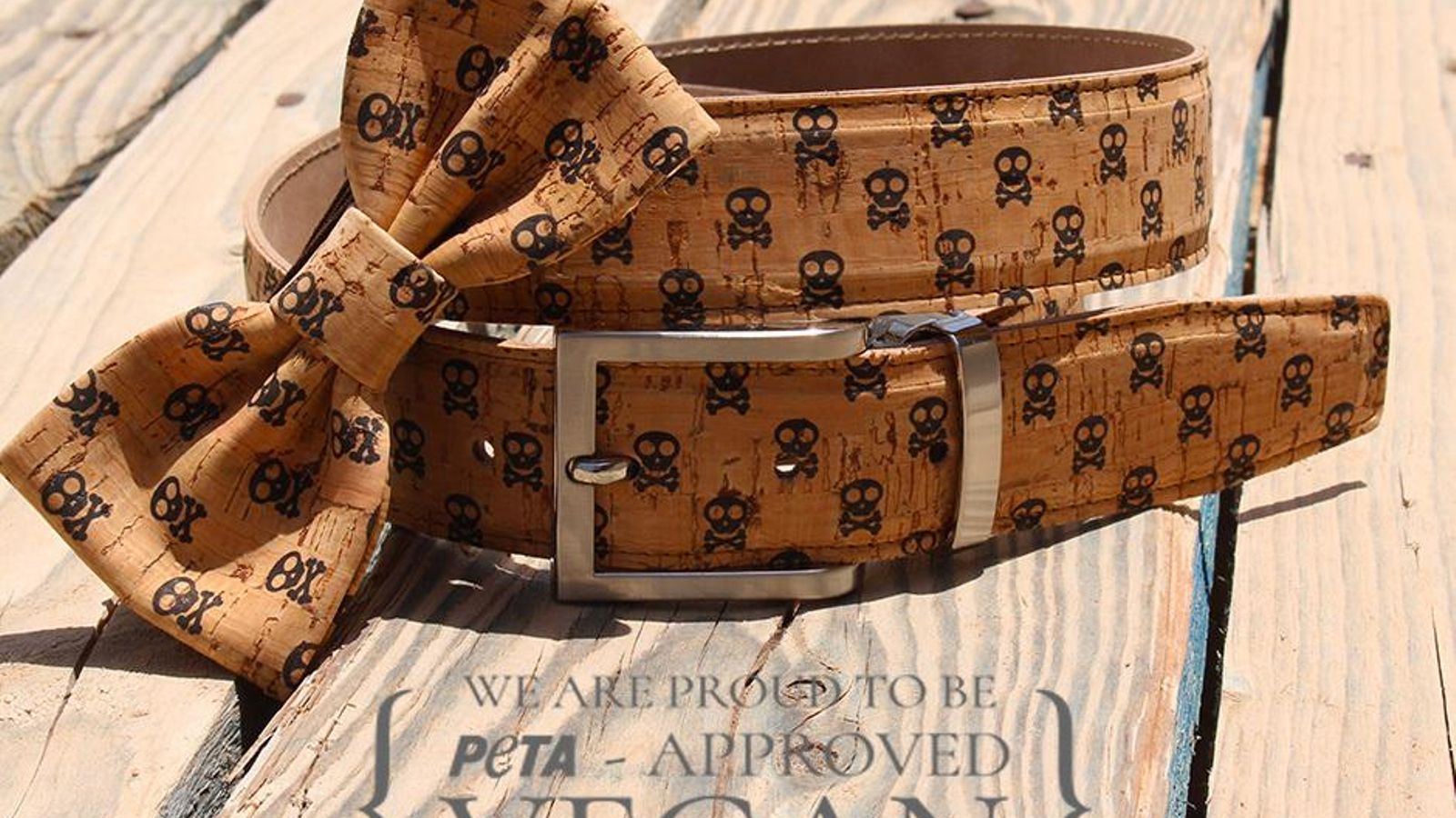 Uno de los cinturones y una de las pajaritas veganos de El Mono con Pajarita.