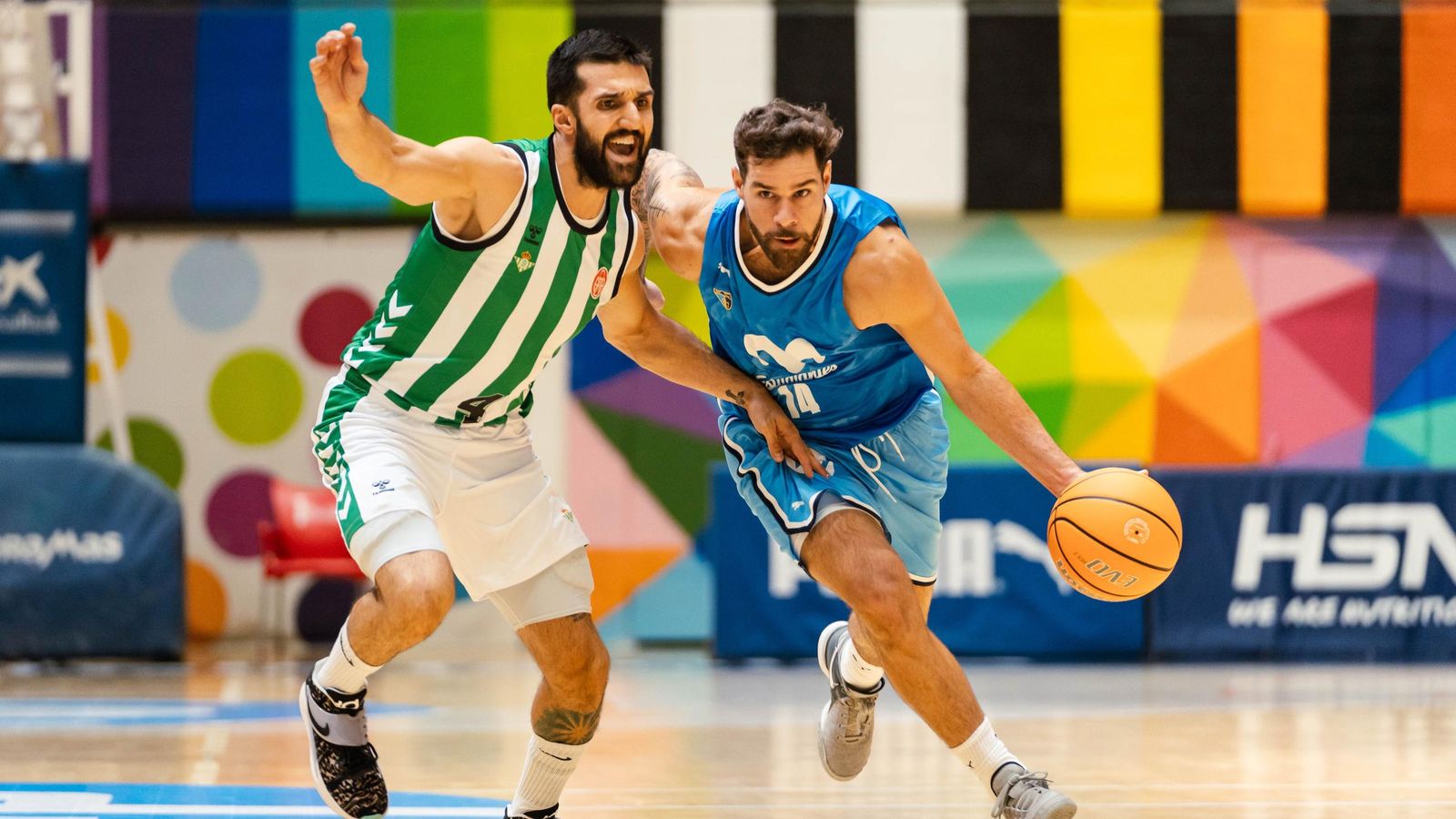 El bético Cvetkovic trata de frenar al jugador de Estudiantes Christian Díaz.