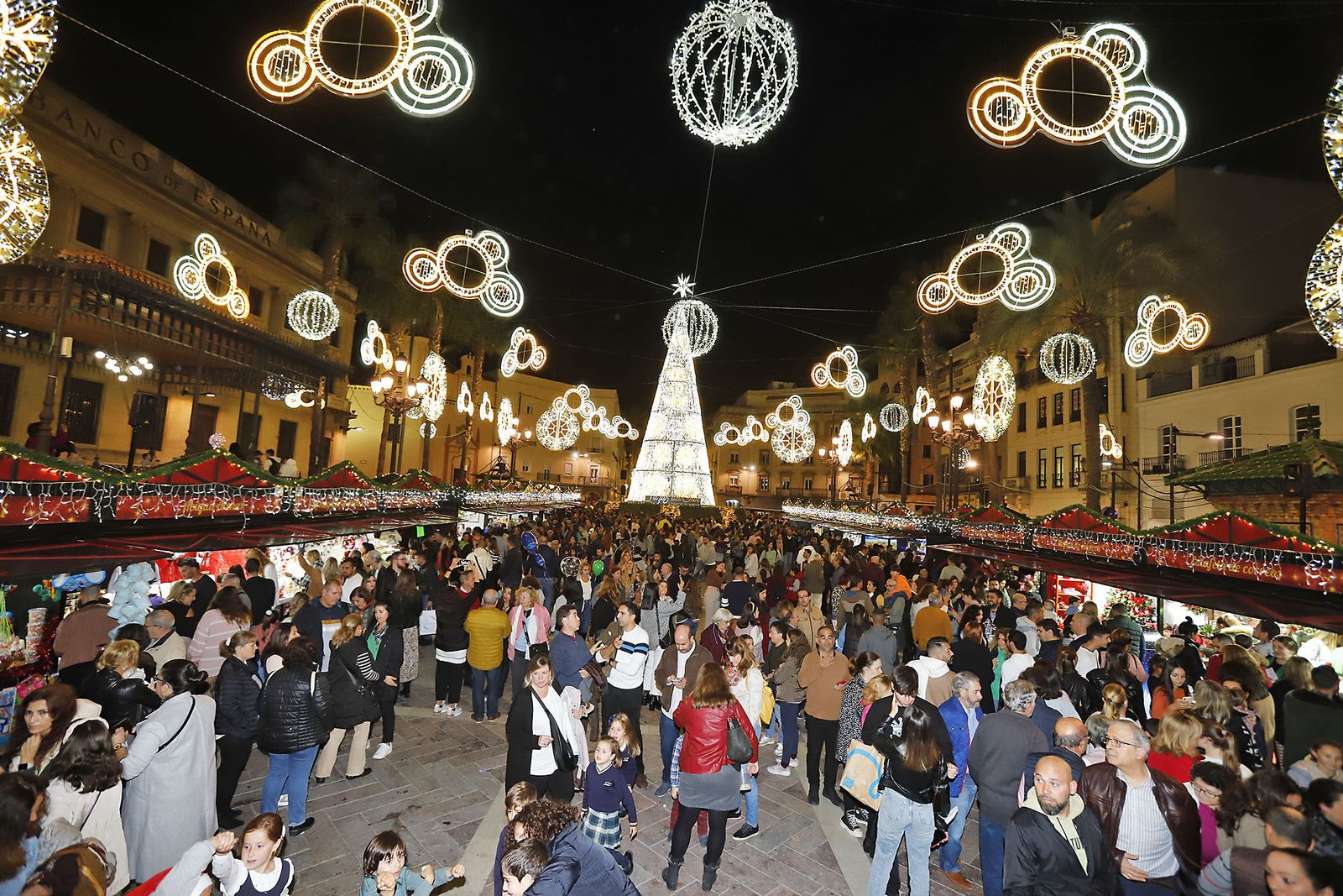 Imágenes del mercado navideño de la Plaza de Las Monjas