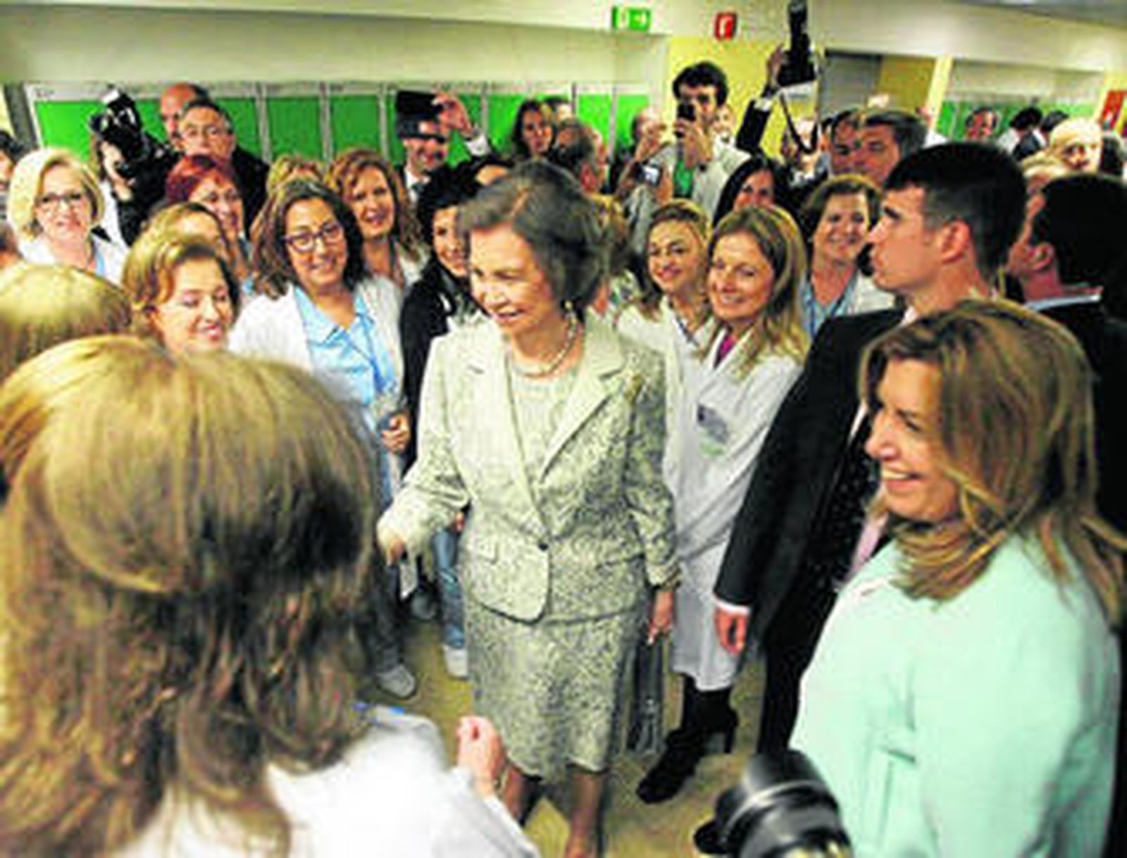La reina Sofía rodeada de personal del hospital que lleva su nombre, ayer en Córdoba. A la derecha, Susana Díaz.