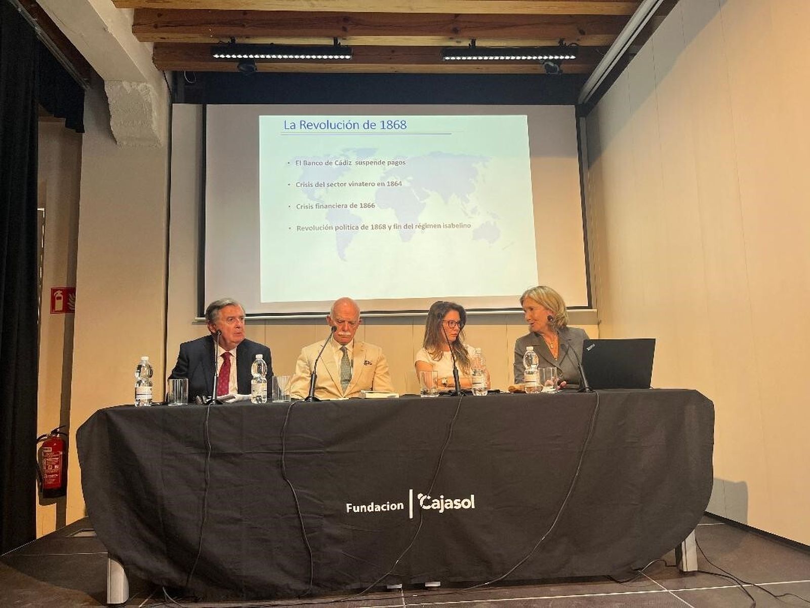 José María García León, Agustín Rosety, Lydia Pastrana y María del Carmen de Cózar durante la presentación del libro: ‘Del olvido a la memoria, la esclavitud en la España Contemporánea’, en la Fundación Cajasol.