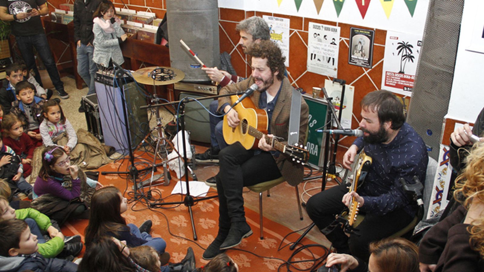 Niños Mutantes, durante una actuación en Discos Bora Bora.